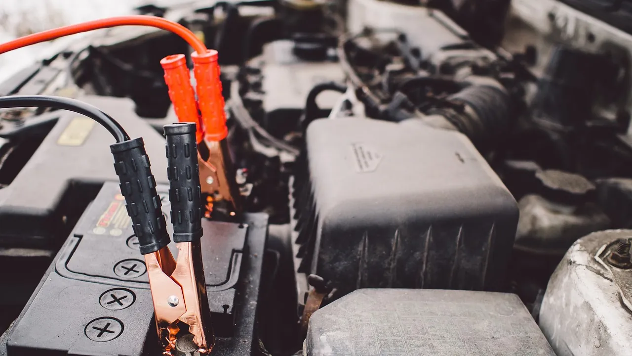 Kışın motor bölmesinde aküye bağlanmış takviye kablosu maşaları