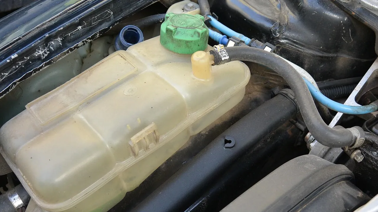 Motor bölmesinde yeşil kapaklı antifriz genleşme deposu