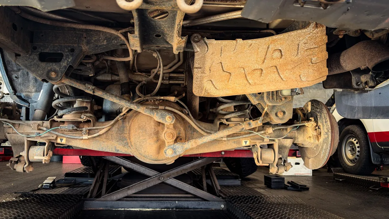 Servis liftinde paslanmış arka aks, yaylar ve alt takım parçaları